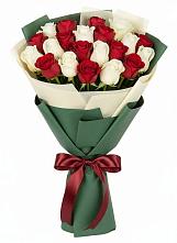 Букет Микс из красных и белых роз в Боброво