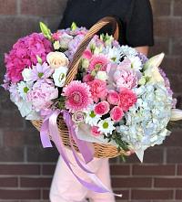 Цветочная композиция из Розы, Хризантемы, Пионы и Лизиантусы в корзине в Боброво