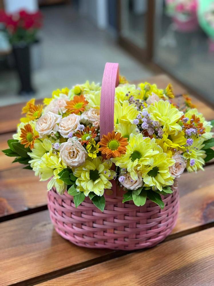 Цветочная композиция из Хризантемы и Розы в корзине в Боброво