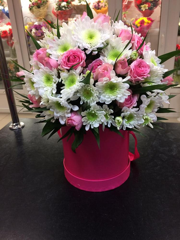 Цветочная композиция из Розы и Хризантемы в шляпной коробке в Боброво