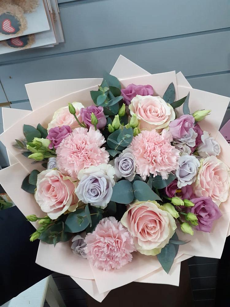 Букет цветов из: Розы, Гвоздики и Лизиантусы в Боброво